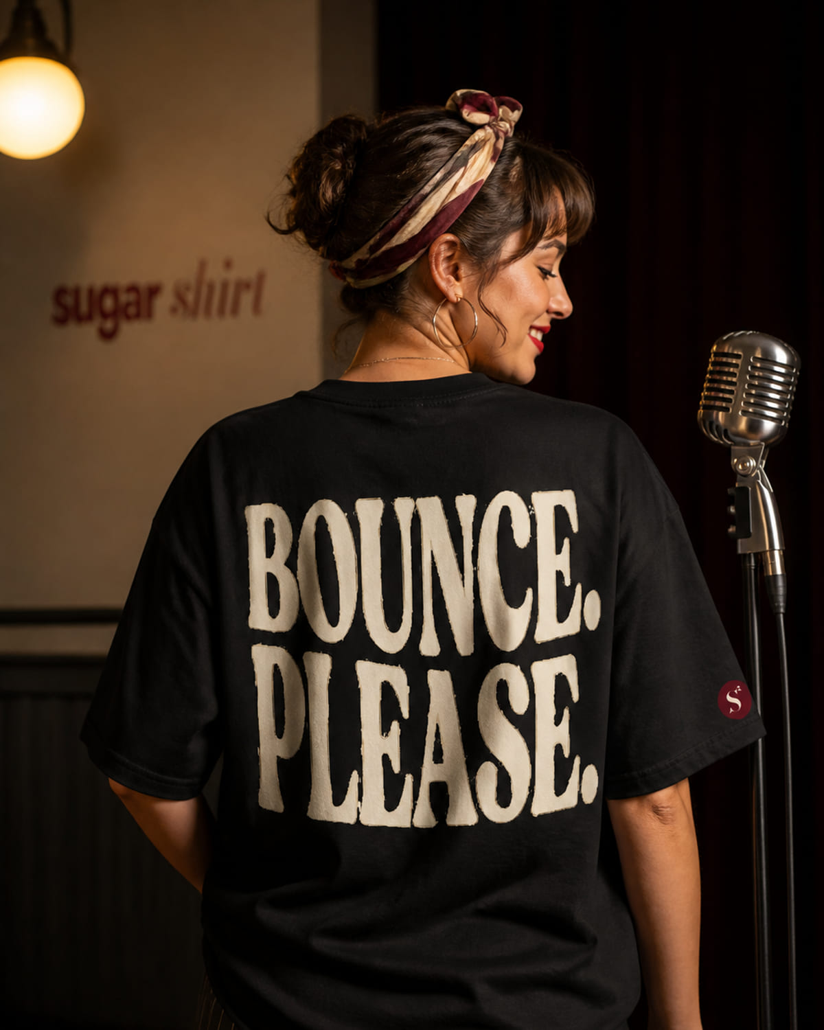 T-shirt oversize nero con la scritta BOUNCE. PLEASE. in caratteri grandi sulla schiena