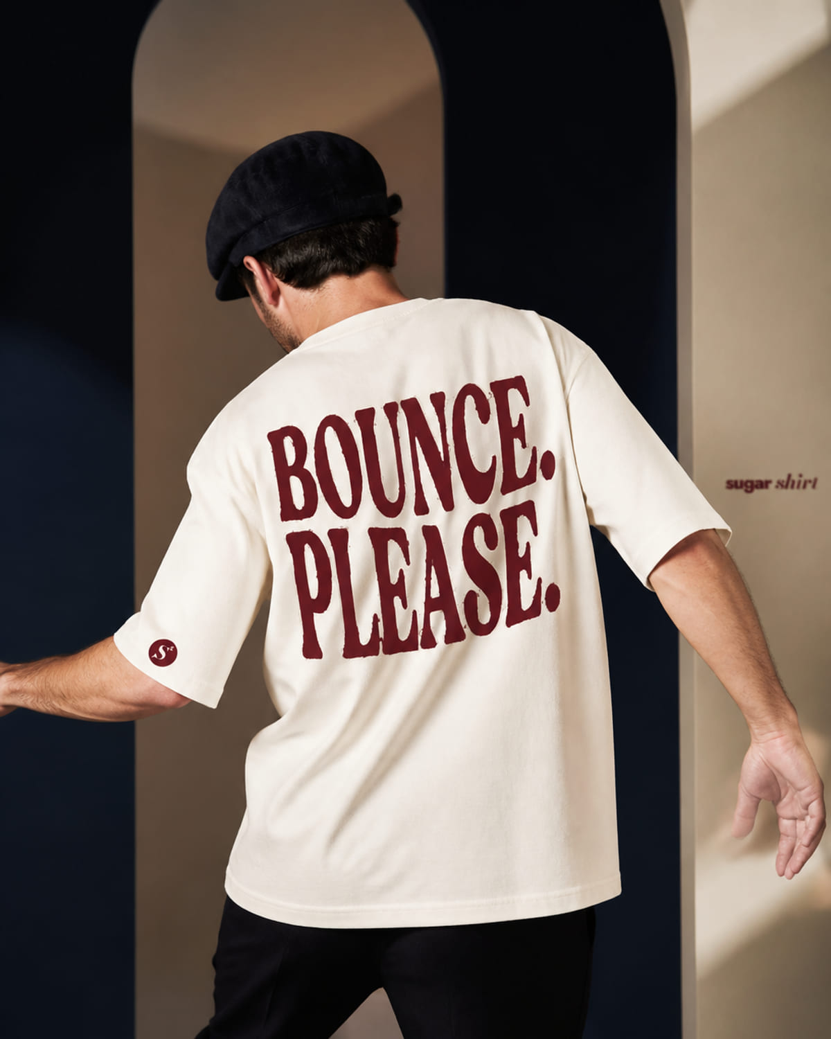 T-shirt oversize crema con la scritta BOUNCE. PLEASE. in caratteri grandi sulla schiena