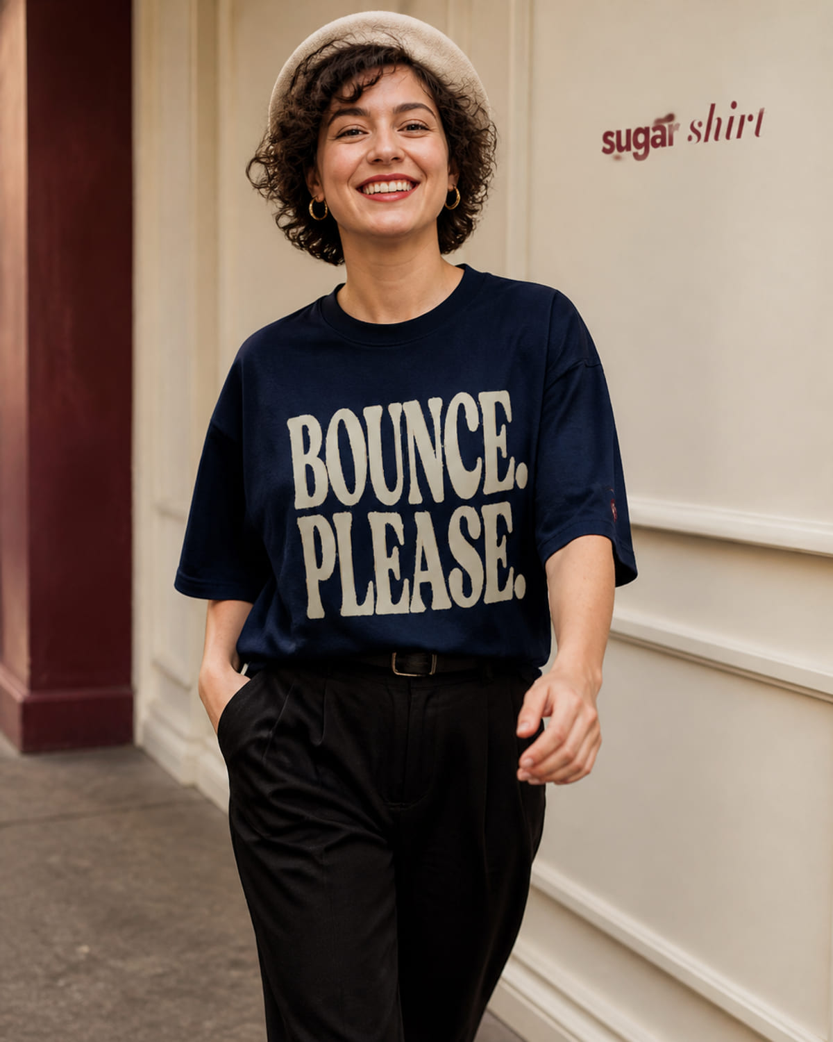 T-shirt oversize navy con la scritta BOUNCE. PLEASE. in caratteri grandi sulla schiena