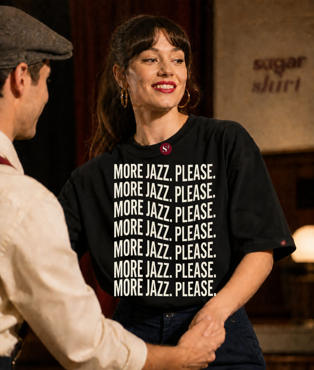 Due ballerini di lindy hop con le mani connesse, lei indossa la t-shirt More Jazz. Please. nera