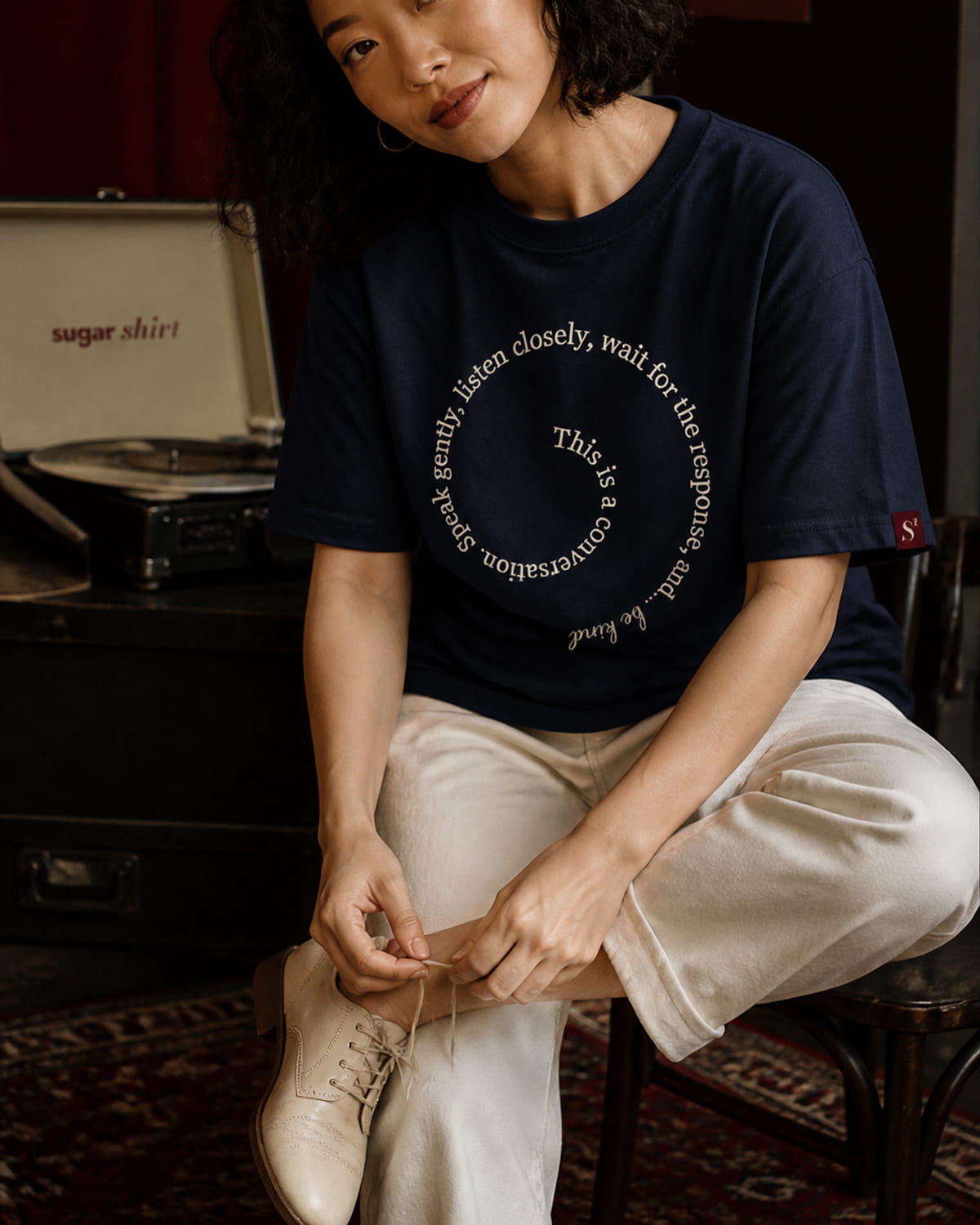 T-shirt oversize navy con una frase disposta in spirale sul petto e sulla schiena