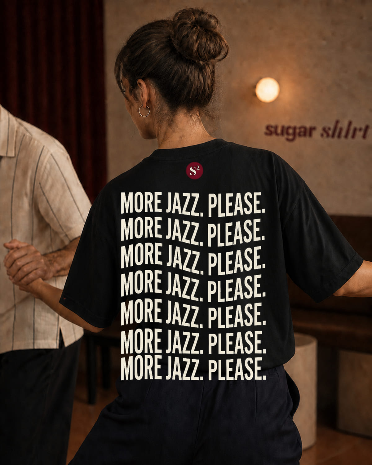 T-shirt oversize nero con la scritta MORE JAZZ. PLEASE. ripetuta in sette righe sulla schiena