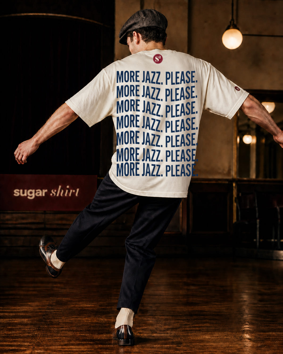 T-shirt oversize crema con la scritta MORE JAZZ. PLEASE. ripetuta in sette righe sulla schiena