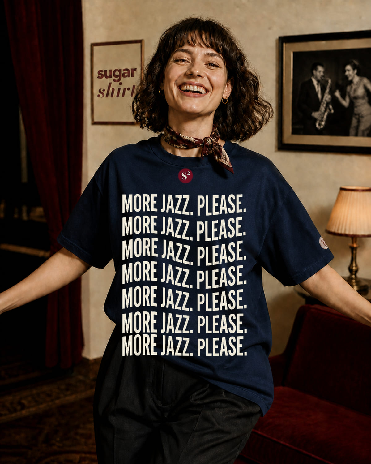 T-shirt oversize navy con la scritta MORE JAZZ. PLEASE. ripetuta in sette righe sulla schiena